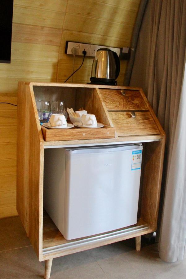 Nivadoo Resort סיגירייה מראה חיצוני תמונה A small refrigerator in a hotel room