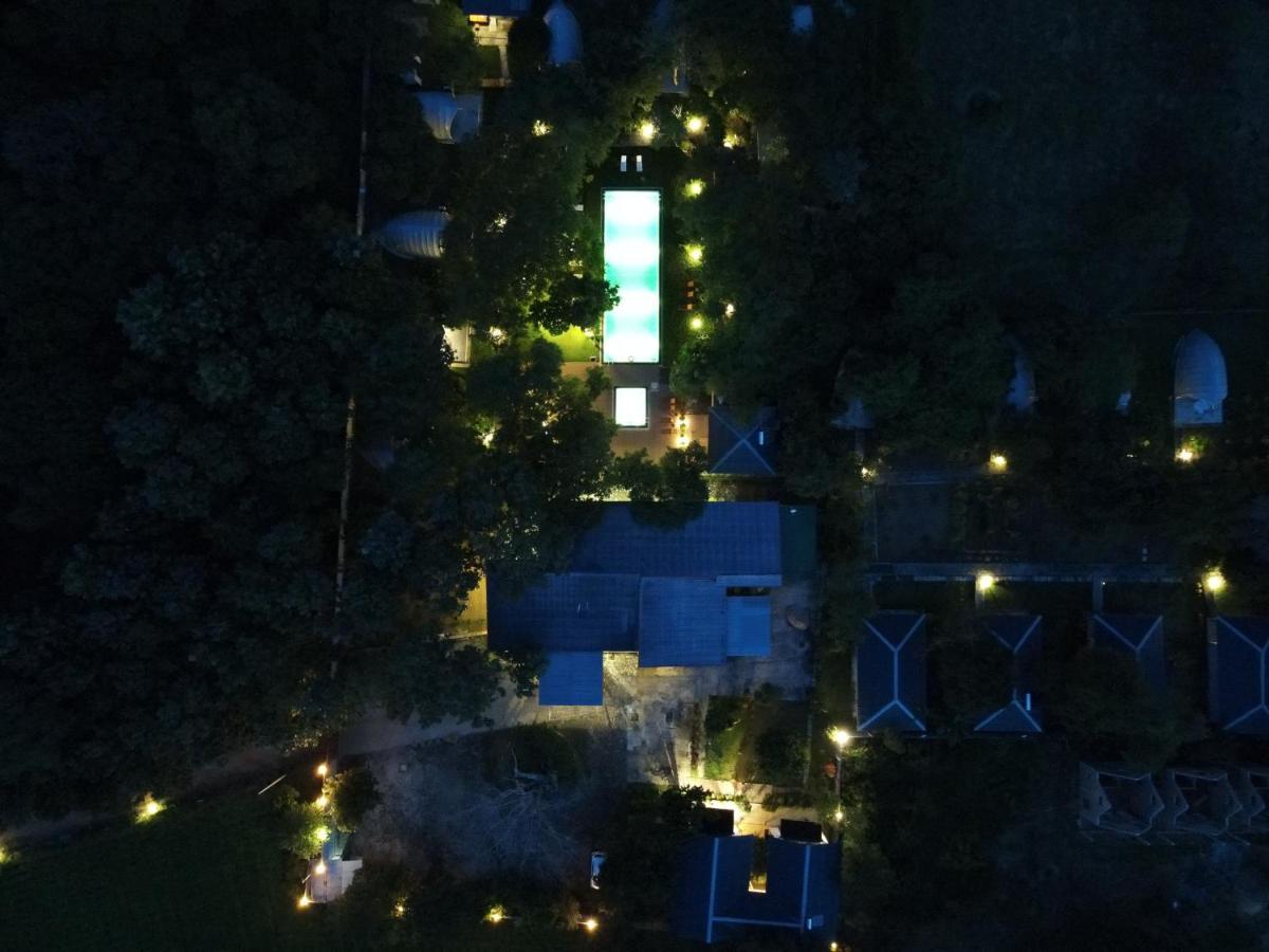 Nivadoo Resort סיגירייה מראה חיצוני תמונה Aerial view of the house at night