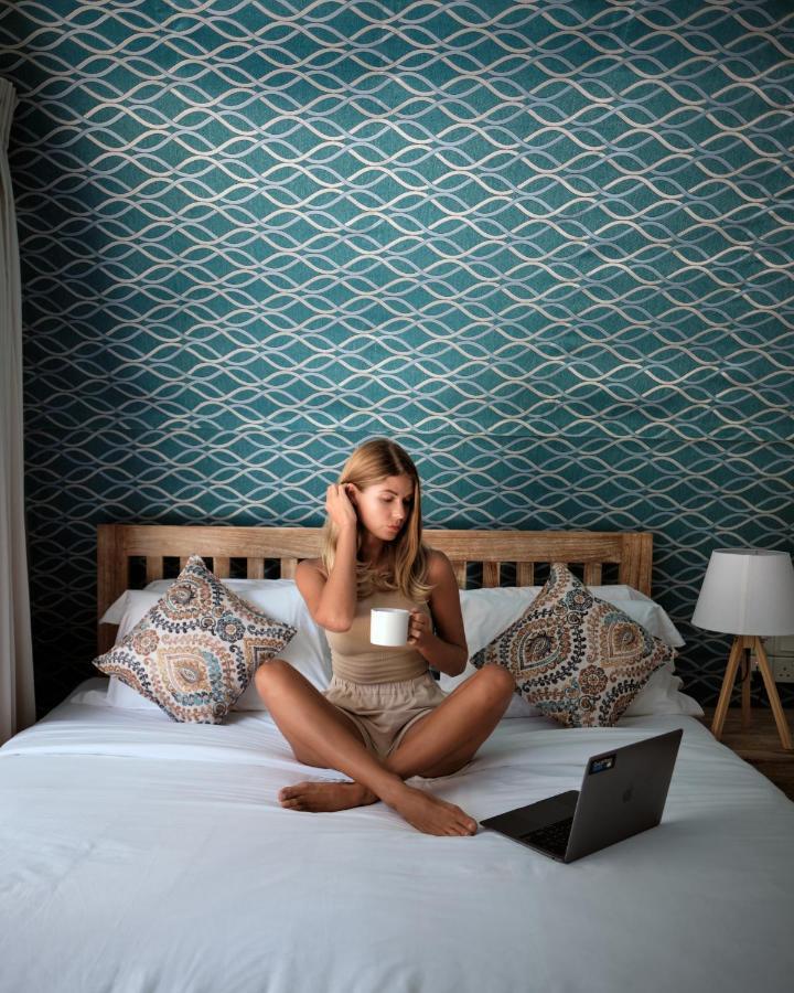 Nivadoo Resort סיגירייה מראה חיצוני תמונה A woman sitting on a bed