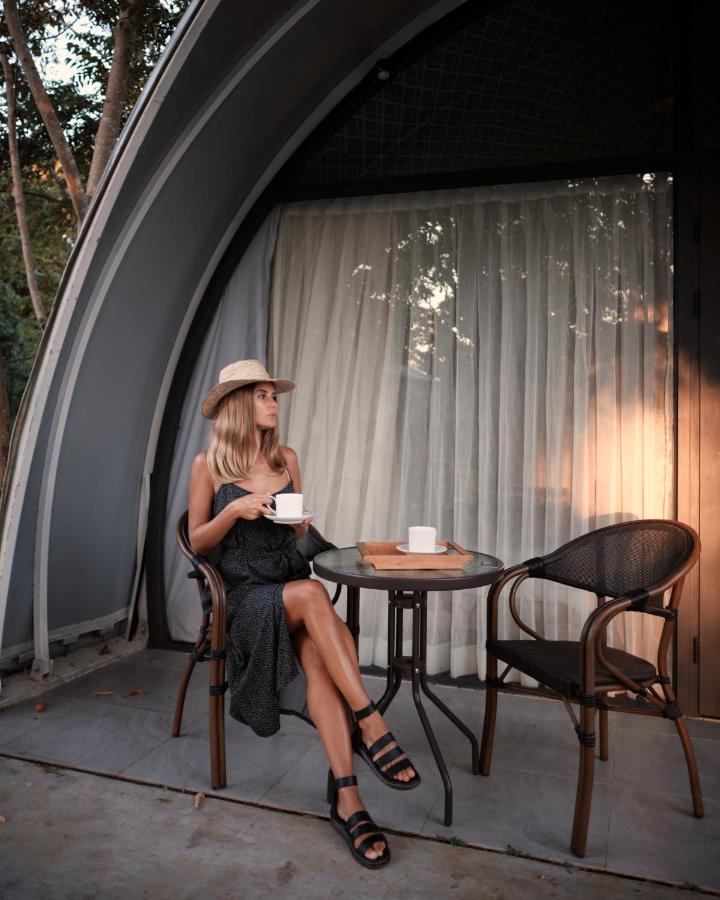 Nivadoo Resort סיגירייה מראה חיצוני תמונה A woman drinking coffee