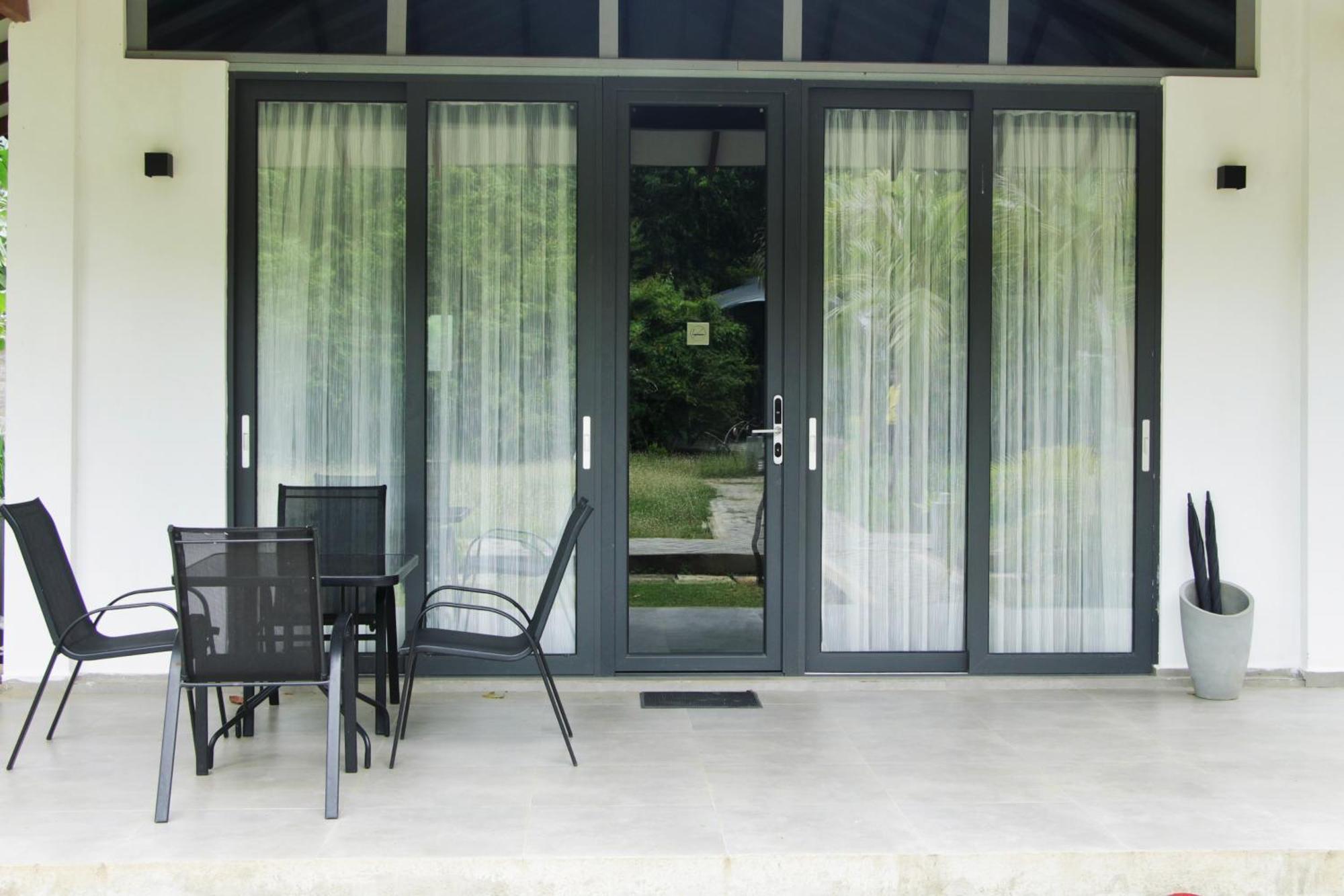 Nivadoo Resort סיגירייה חדר תמונה A set of sliding doors